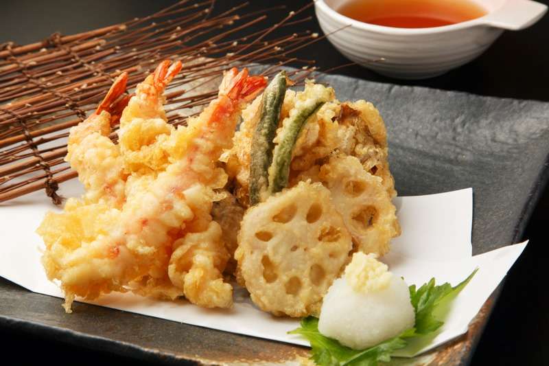季節の食材を取り入れた天重で天ぷらの味わいを八王子で実感